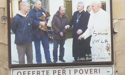 Sant’Agnello/ Non c’è più religione: imbrattata anche la gigantografia di Papa Francesco