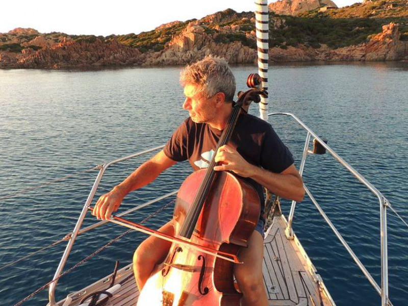 Sorrento/La denuncia del musicista Roberto Soldatini: “Dopo un’ora sono stato cacciato dal porto”