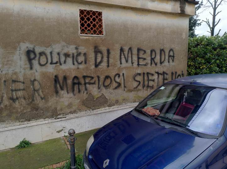 Sant’Agnello/ “Politici di Merda”: murales di protesta ai Colli di Fontanelle