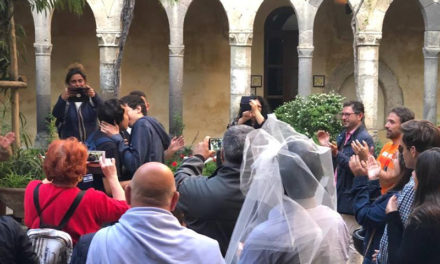 Sorrento/ Matrimonio simulato con tanto di bacio omo nel Chiostro dei Francescani: loro manifestano così (FOTO E VIDEO)