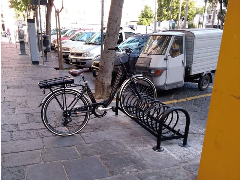 Piano di Sorrento/ Rastrelliere per bici sui marciapiedi e aumentano i rischi per i pedoni