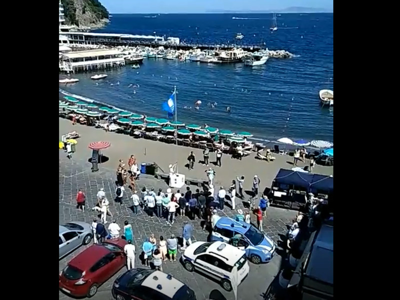 Sorrento/ “Folla oceanica” all’alza bandiera blu di Marina Grande (VIDEO)