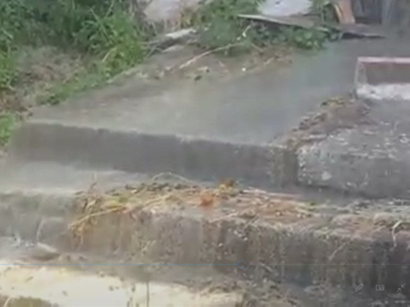 Meta/ Cascata di liquami scende giù vicino al cimitero (VIDEO)