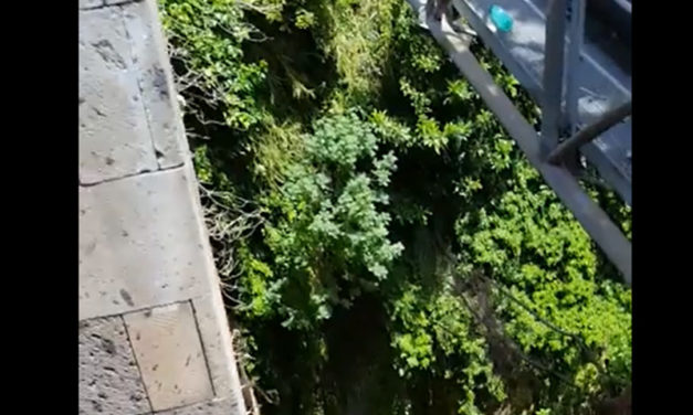 Meta – Piano di Sorrento/ Da tre giorni perde la condotta sul ponte e giù acqua a catinelle (VIDEO)