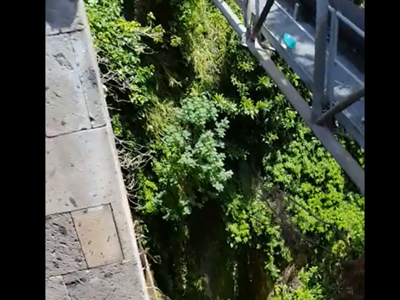 Meta – Piano di Sorrento/ Da tre giorni perde la condotta sul ponte e giù acqua a catinelle (VIDEO)