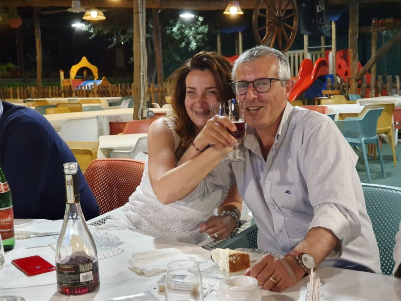 Meta/ “C’eravamo tanto odiati”: il brindisi intrecciato mette la pace tra Peppe Tito ed Angela Aiello (FOTO-NOTIZIA)