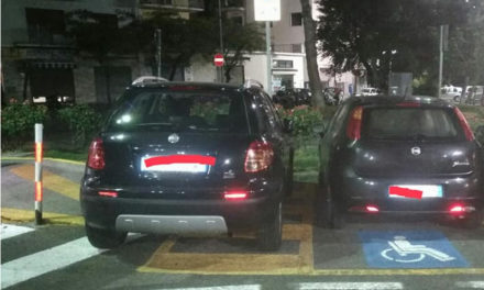 Piano di Sorrento – Sant’Agnello/ Auto con contrassegno disabili, parcheggia davanti alla rampetta per…i disabili: la denuncia su Sorrento senza barriere (FOTO-NOTIZIA)