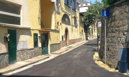 Piano di Sorrento/ Nuovo asfalto in via Bagnulo, ma solo nella traversa dove abita il Sindaco: la FOTO-NOTIZIA inviataci da un lettore