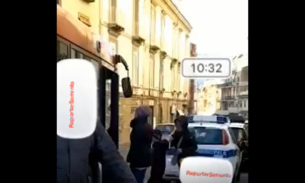 Piano di Sorrento/ L’auto dei vigili in sosta sulla fermata degli autobus ed il pullman si ferma in strada (Video-denuncia di un lettore)