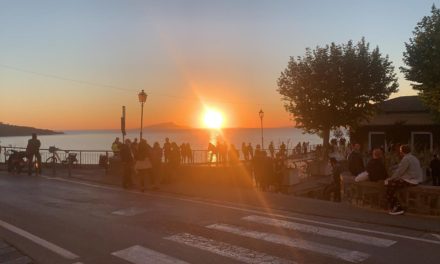 Emergenza CoronaVirus / Terrazze piene al tramonto in Penisola Sorrentina: la ripartenza sembra un “liberi tutti”