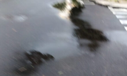 Piano di Sorrento/ A Piazza della Repubblica il Comune ha asfaltato anche la parte di strada di Sant’Agnello, Mare e D’Aniello preannunciano un esposto alla Corte dei Conti, intanto guardate come si allaga dopo la pioggia