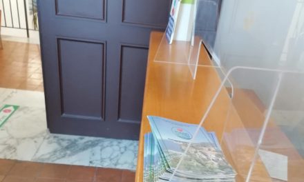 Piano di Sorrento/ Vaccino e santino: al centro di Villa Fondi spunta il materiale elettorale del Sindaco Vincenzo Iaccarino (la foto-denuncia)