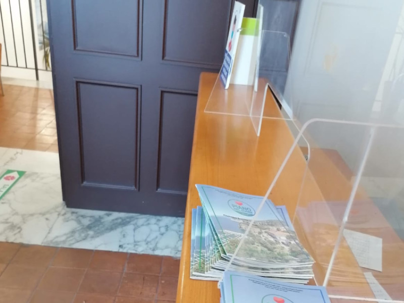Piano di Sorrento/ Vaccino e santino: al centro di Villa Fondi spunta il materiale elettorale del Sindaco Vincenzo Iaccarino (la foto-denuncia)