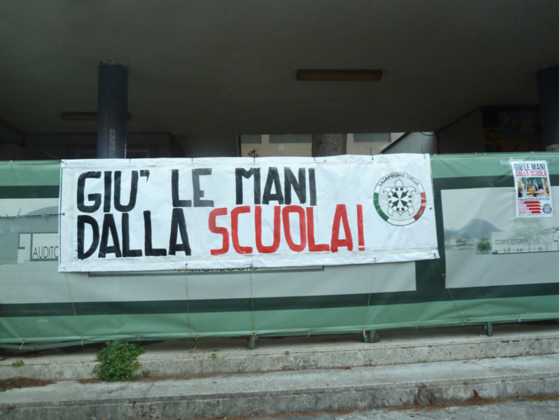 Piano di Sorrento/ Azione dimostrativa di Casapound sulla scuola abbandonata di via Carlo Amalfi