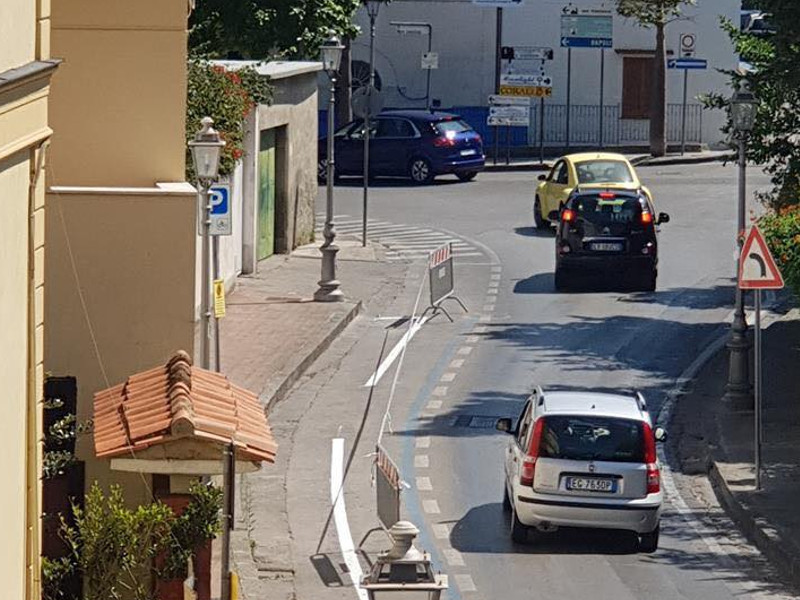 Sant’Agnello/ Via i posti per le auto e largo agli stalli per i motorini: scoppia la polemica contro l’Amministrazione