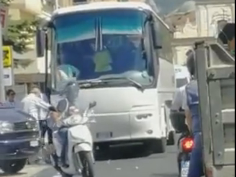 Penisola sorrentina/ L’autobus fa scendere i turisti e l’ambulanza resta bloccata: l’incredibile VIDEO