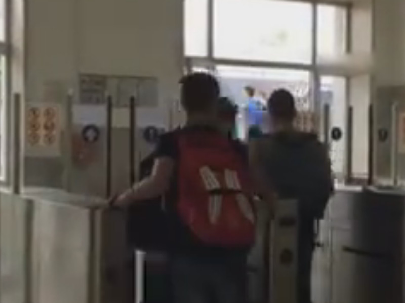 Piano di Sorrento/ L’assalto alla stazione degli studenti all’uscita della scuola (VIDEO)