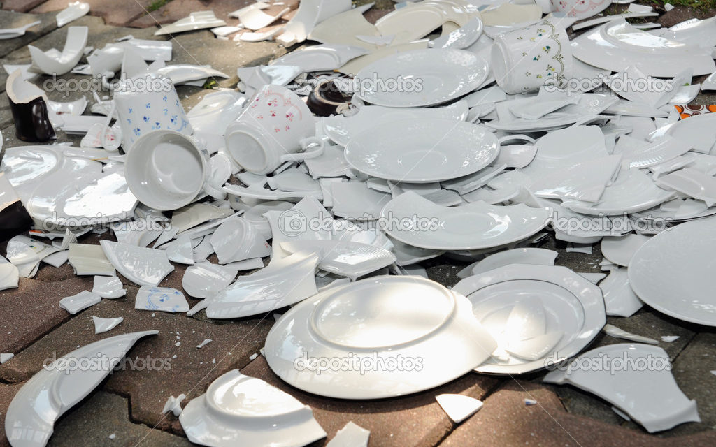 Sorrento/ “Devo aspettare due mesi per buttare dei piatti di ceramica”: la segnalazione di una nostra lettrice a proposito della gestione del servizio rifiuti