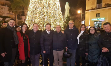 Sant’Agnello/ “L’albero in piazza è una cagata colossale”: la provocazione di Vittorio D’Esposito