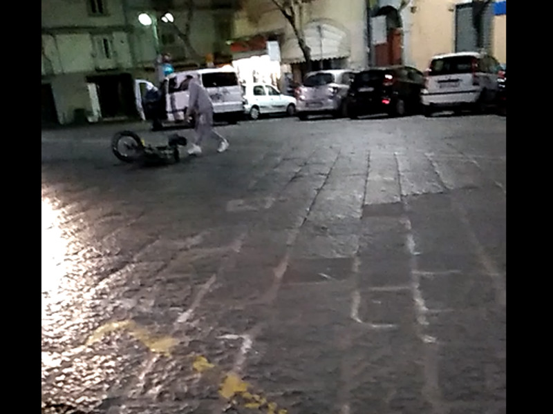 Piano di Sorrento/ Scene di ordinaria follia pochi minuti fa in Piazza Cota (VIDEO)