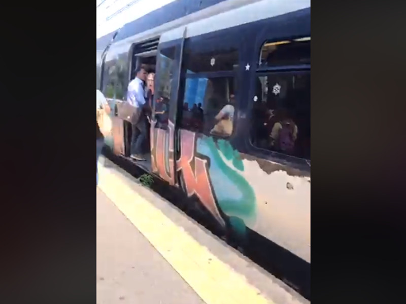 Penisola sorrentina/ Soppressi i treni ordinari, cammina solo quello per i turisti: esplode la rabbia dei pendolari (VIDEO)