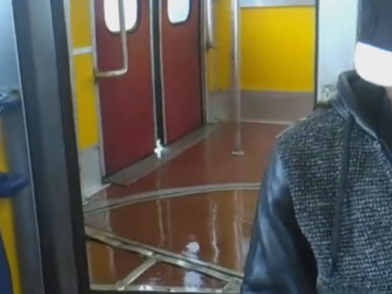 Penisola sorrentina/ Aprite gli ombrelli nei treni dell’EAV piove a “zeffunno” (VIDEO)