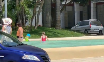 Sorrento/ Evviva: almeno nella piscina di Piazza Lauro si divertono i bambini (VIDEO)