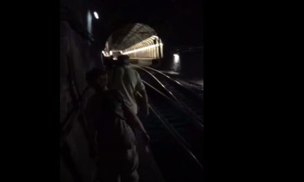 Penisola sorrentina/ Le immagini dell’esodo dei pendolari sotto la galleria per il guasto al treno (VIDEO)