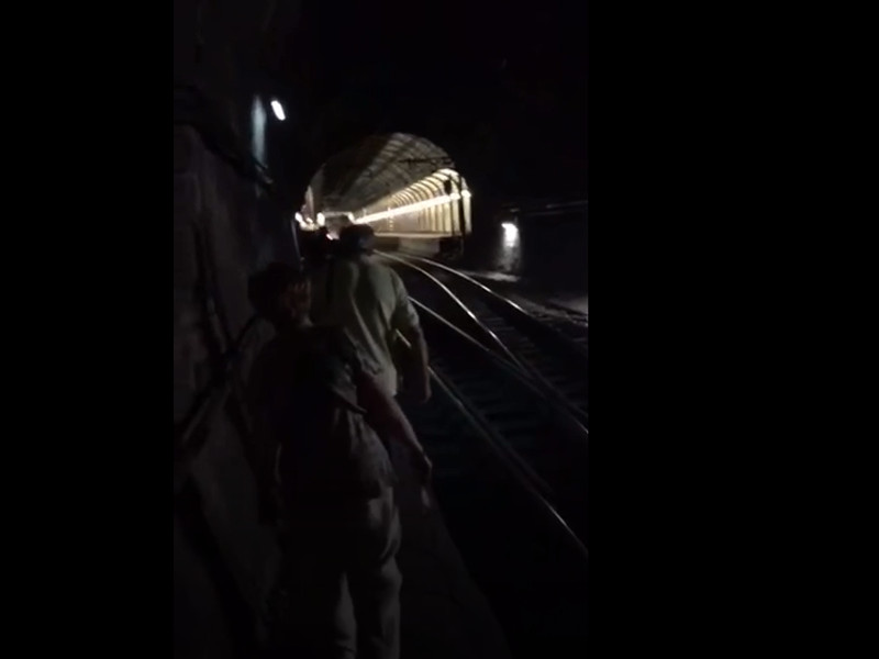 Penisola sorrentina/ Le immagini dell’esodo dei pendolari sotto la galleria per il guasto al treno (VIDEO)