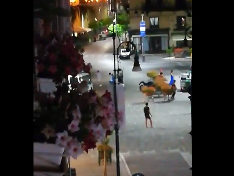 Sorrento/ Mazzate in Piazza Tasso: volano sedie e tavoli (VIDEO)