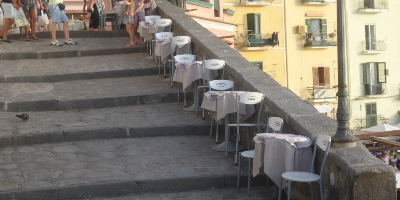 Sorrento/ Spuntano tavulini e seggiulelle sulla scalinata di Donna Sufia a Marina Grande (FOTO NOTIZIA)