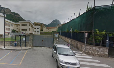 Meta/ Via un pezzo dell’area esterna del Liceo per consentire ai motorini di passare in via Cassari: la nuova trovata dell’Amministrazione