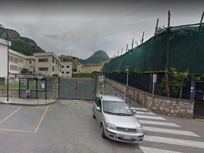 Meta/ Via un pezzo dell’area esterna del Liceo per consentire ai motorini di passare in via Cassari: la nuova trovata dell’Amministrazione