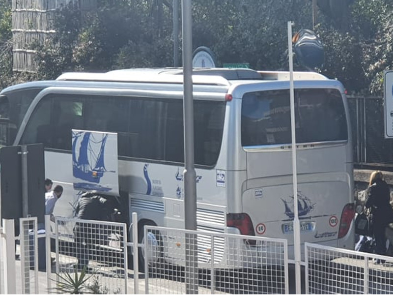Emergenza Coronavirus/ Tre autobus scaricano passeggeri all’incrocio di via Cavone a Piano di Sorrento…sempre tutto sotto controllo?
